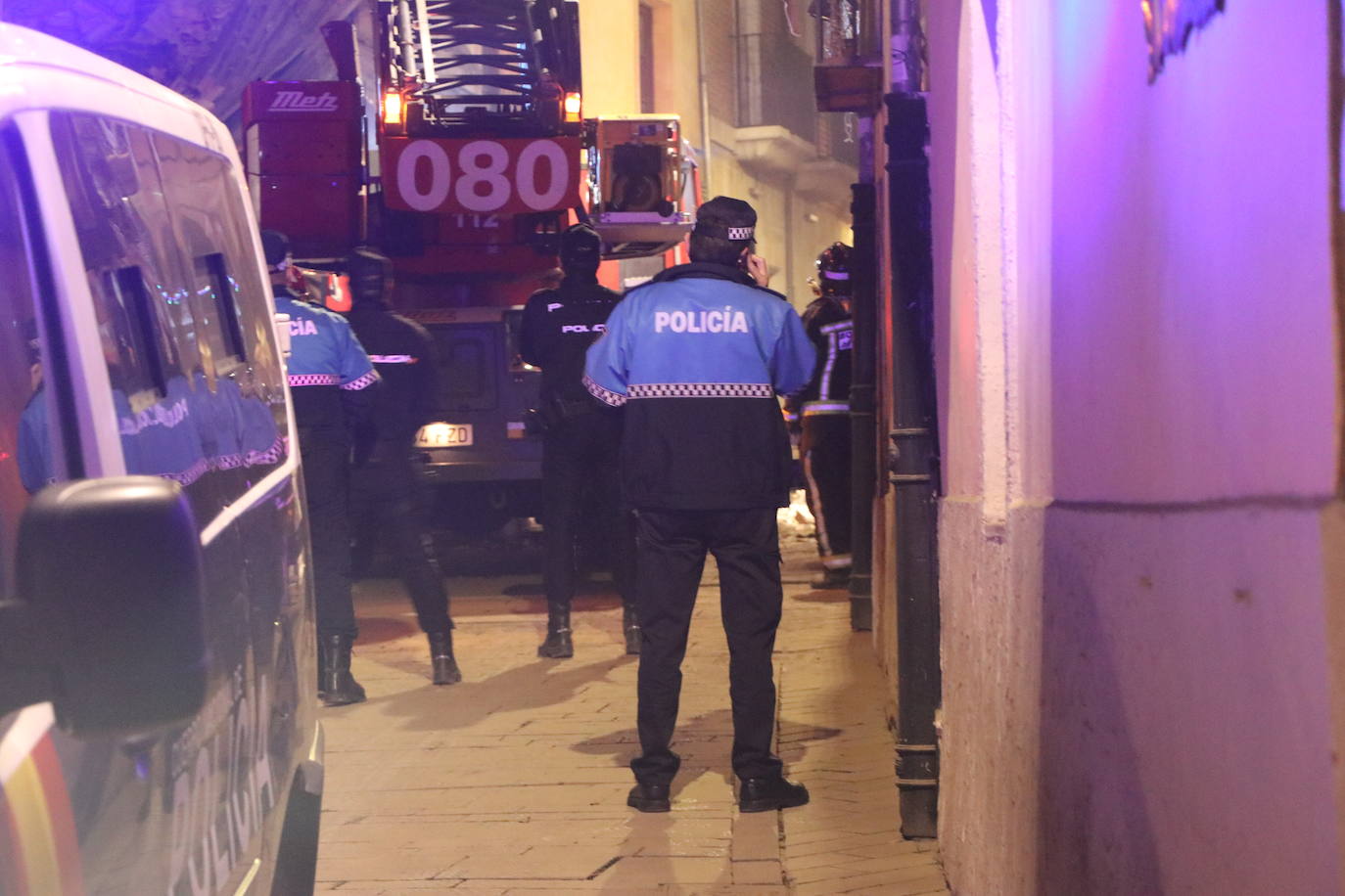 Un inmueble se ha desplomado a última hora de este viernes en el Barrio Húmedo de León capital sin causar heridos y sí importantes daños materiales. El inmueble se ha venido abajo en la Calle de la Revilla que une la Plaza San Martín con la Plaza del Grano. 