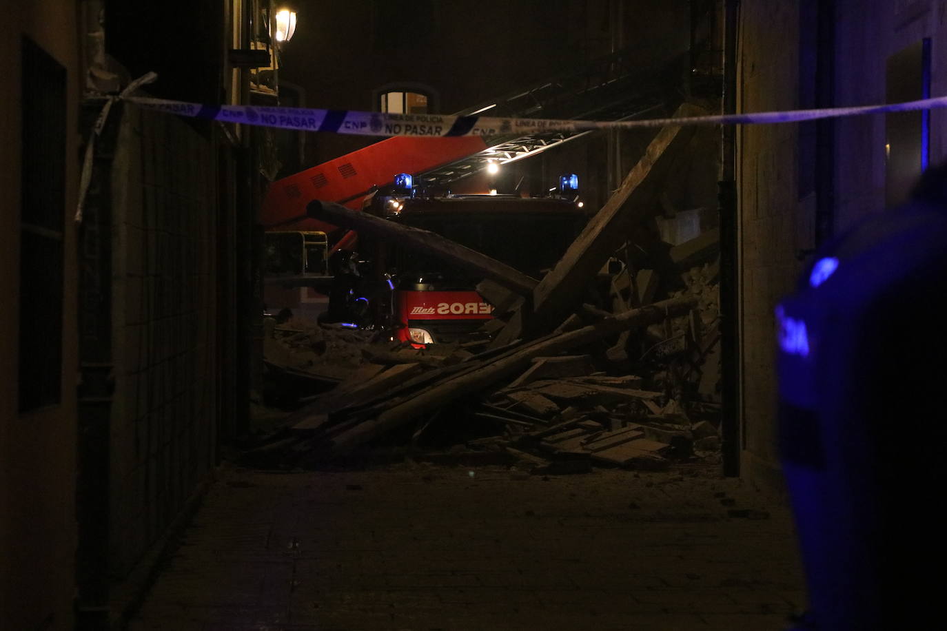 Un inmueble se ha desplomado a última hora de este viernes en el Barrio Húmedo de León capital sin causar heridos y sí importantes daños materiales. El inmueble se ha venido abajo en la Calle de la Revilla que une la Plaza San Martín con la Plaza del Grano. 