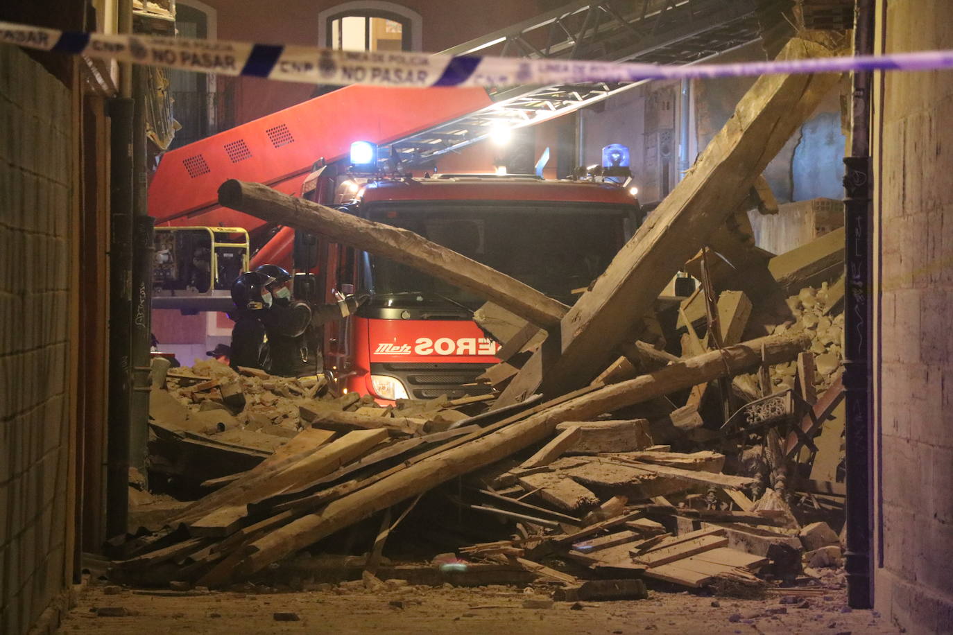 Un inmueble se ha desplomado a última hora de este viernes en el Barrio Húmedo de León capital sin causar heridos y sí importantes daños materiales. El inmueble se ha venido abajo en la Calle de la Revilla que une la Plaza San Martín con la Plaza del Grano. 