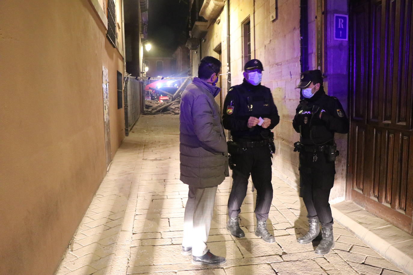 Un inmueble se ha desplomado a última hora de este viernes en el Barrio Húmedo de León capital sin causar heridos y sí importantes daños materiales. El inmueble se ha venido abajo en la Calle de la Revilla que une la Plaza San Martín con la Plaza del Grano. 