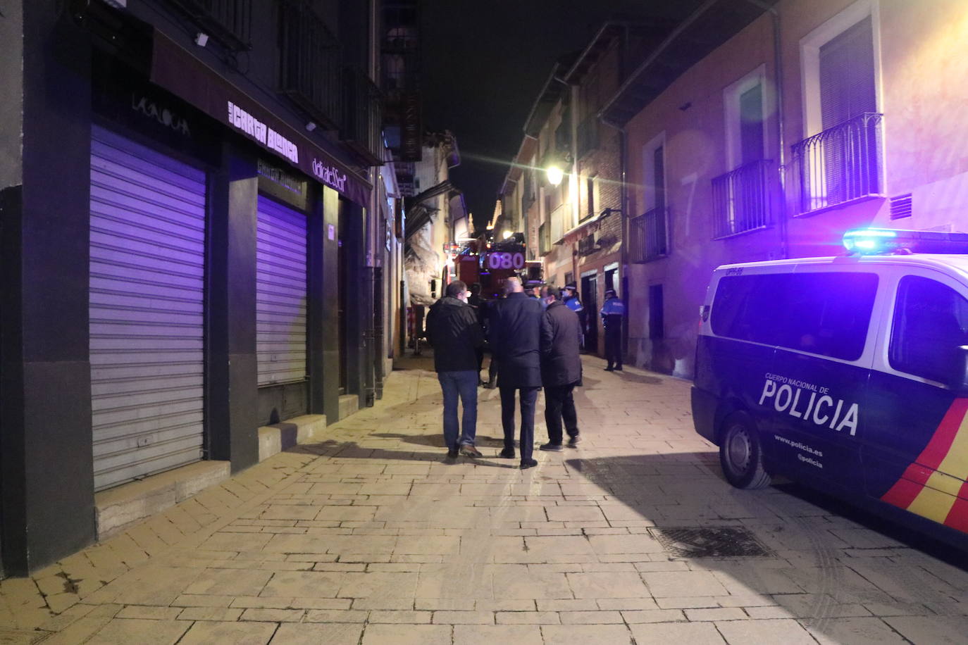 Un inmueble se ha desplomado a última hora de este viernes en el Barrio Húmedo de León capital sin causar heridos y sí importantes daños materiales. El inmueble se ha venido abajo en la Calle de la Revilla que une la Plaza San Martín con la Plaza del Grano. 