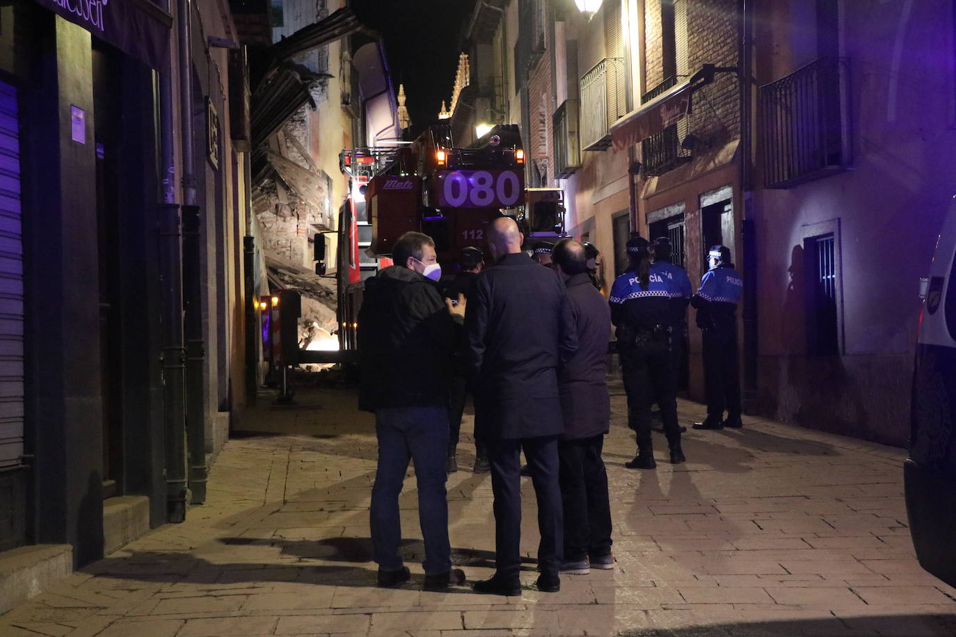 Un inmueble se ha desplomado a última hora de este viernes en el Barrio Húmedo de León capital sin causar heridos y sí importantes daños materiales. El inmueble se ha venido abajo en la Calle de la Revilla que une la Plaza San Martín con la Plaza del Grano. 