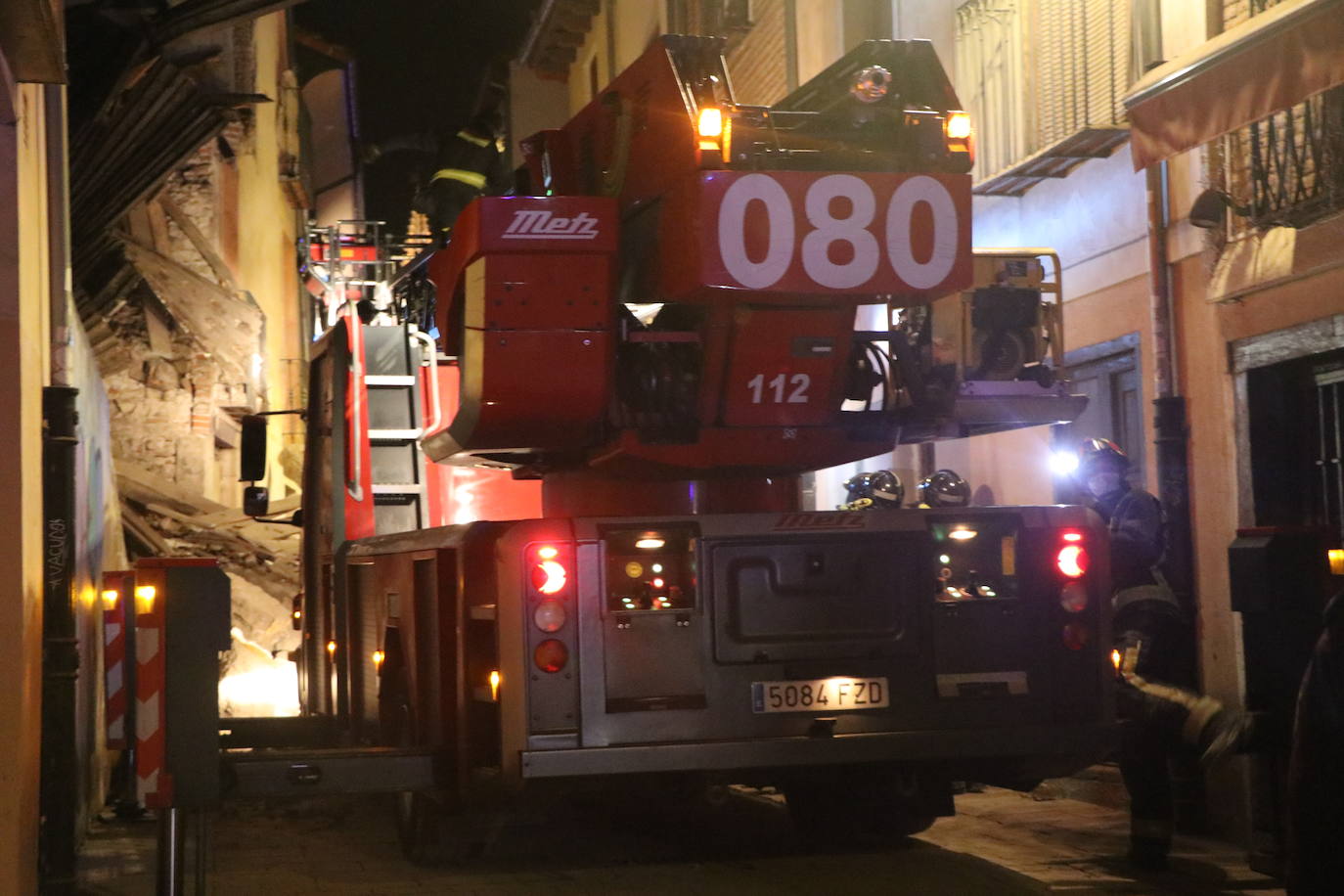 Un inmueble se ha desplomado a última hora de este viernes en el Barrio Húmedo de León capital sin causar heridos y sí importantes daños materiales. El inmueble se ha venido abajo en la Calle de la Revilla que une la Plaza San Martín con la Plaza del Grano. 