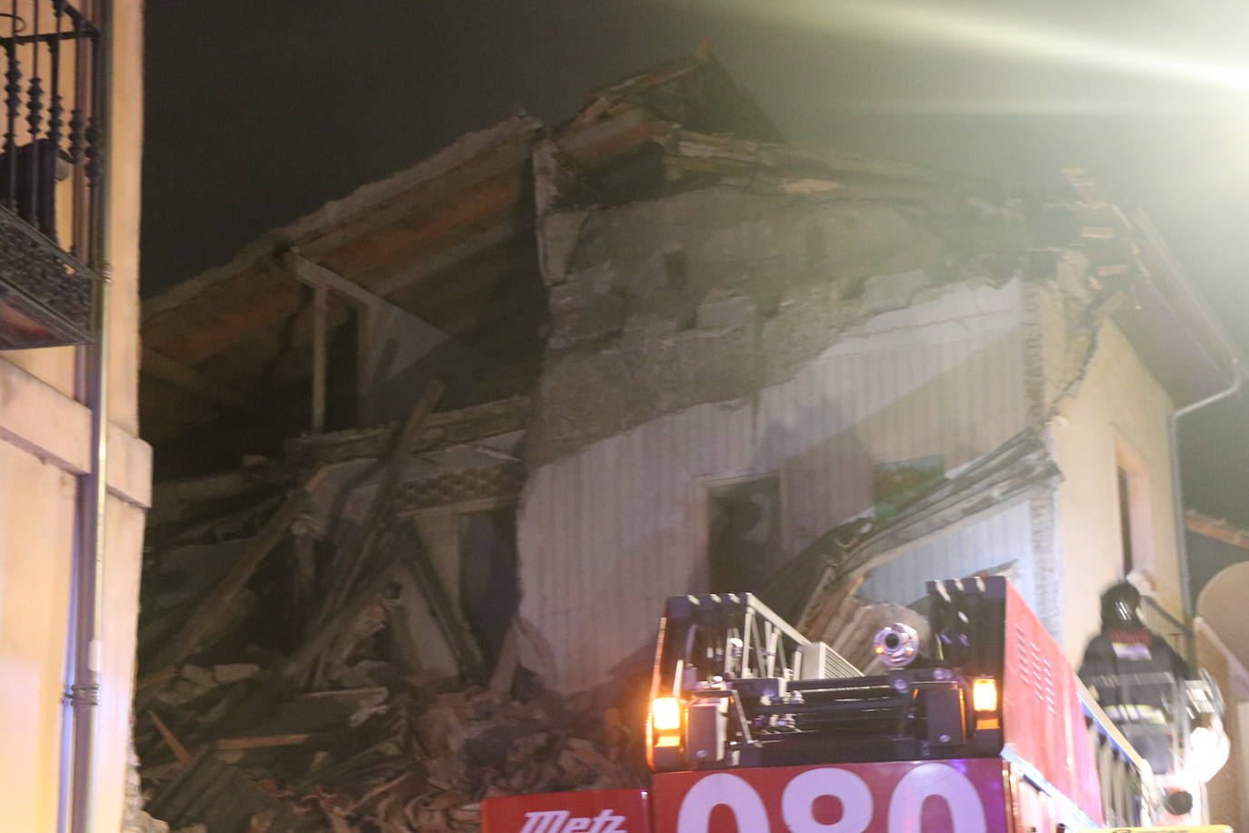 Un inmueble se ha desplomado a última hora de este viernes en el Barrio Húmedo de León capital sin causar heridos y sí importantes daños materiales. El inmueble se ha venido abajo en la Calle de la Revilla que une la Plaza San Martín con la Plaza del Grano. 