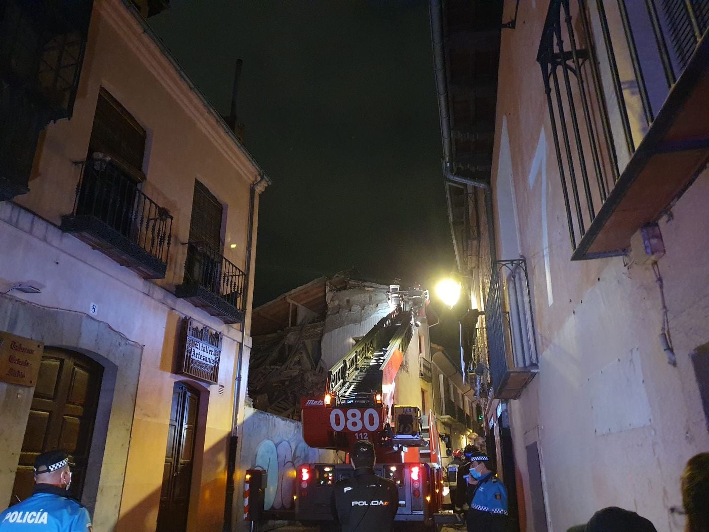 Un inmueble se ha desplomado a última hora de este viernes en el Barrio Húmedo de León capital sin causar heridos y sí importantes daños materiales. El inmueble se ha venido abajo en la Calle de la Revilla que une la Plaza San Martín con la Plaza del Grano. 