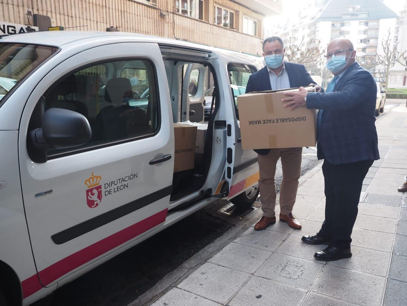 La subdelegación del Gobierno de León reparte 120.000 mascarillas entre administraciones y entidades sociales. 