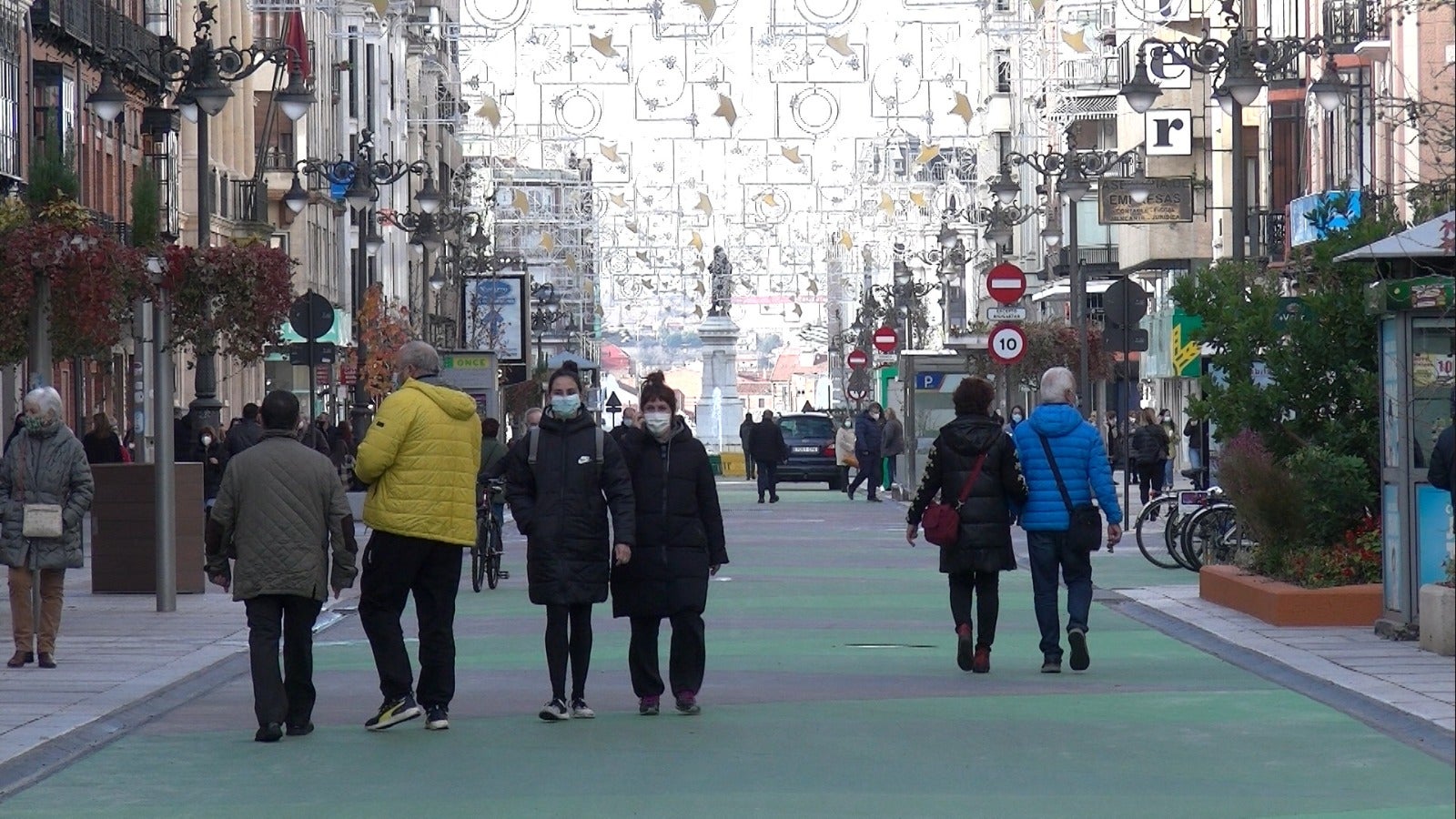 Cientos de personas transitan por la principal arteria de la ciudad, ahora peatonal, en su reapertura. Las compras del 'flack Friday' y la novedad animan a una mayor concurrencia en el nuevo vial. 