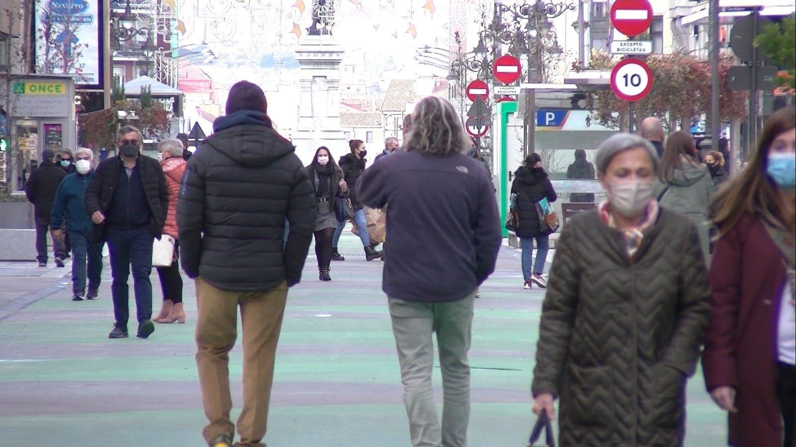 Cientos de personas transitan por la principal arteria de la ciudad, ahora peatonal, en su reapertura. Las compras del 'flack Friday' y la novedad animan a una mayor concurrencia en el nuevo vial. 