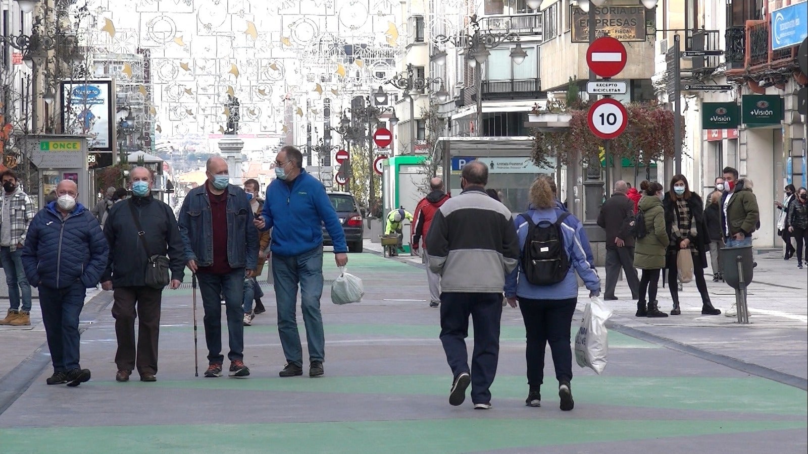 Cientos de personas transitan por la principal arteria de la ciudad, ahora peatonal, en su reapertura. Las compras del 'flack Friday' y la novedad animan a una mayor concurrencia en el nuevo vial. 