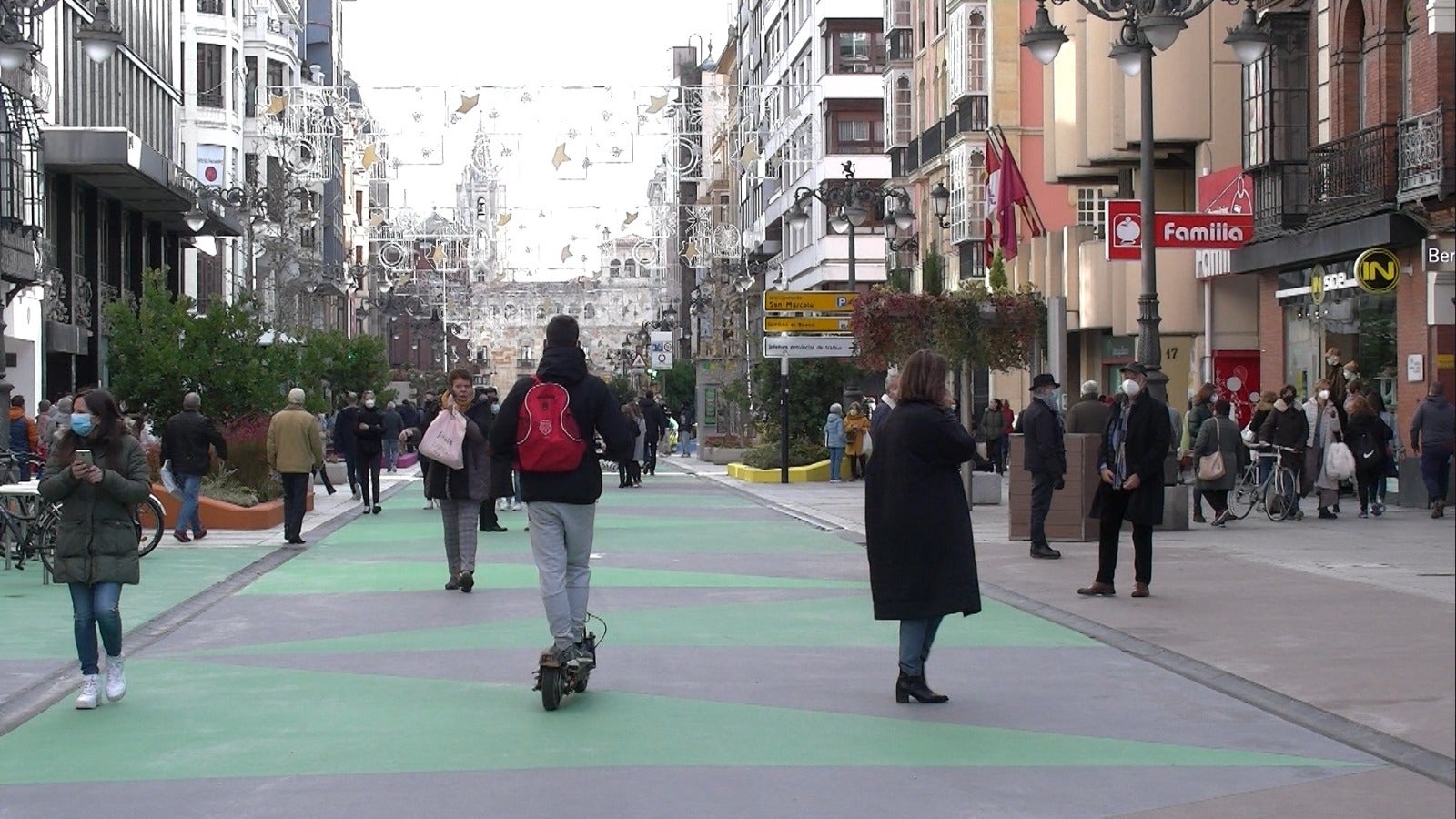 Cientos de personas transitan por la principal arteria de la ciudad, ahora peatonal, en su reapertura. Las compras del 'flack Friday' y la novedad animan a una mayor concurrencia en el nuevo vial. 