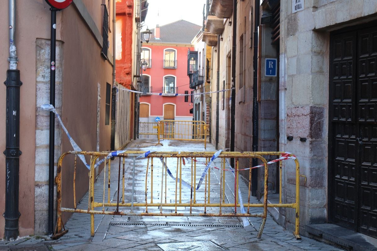 El inmueble situado en la calle Juan del Arfe se derrumbó en la tarde del viernes sin ocasionar daños personales.