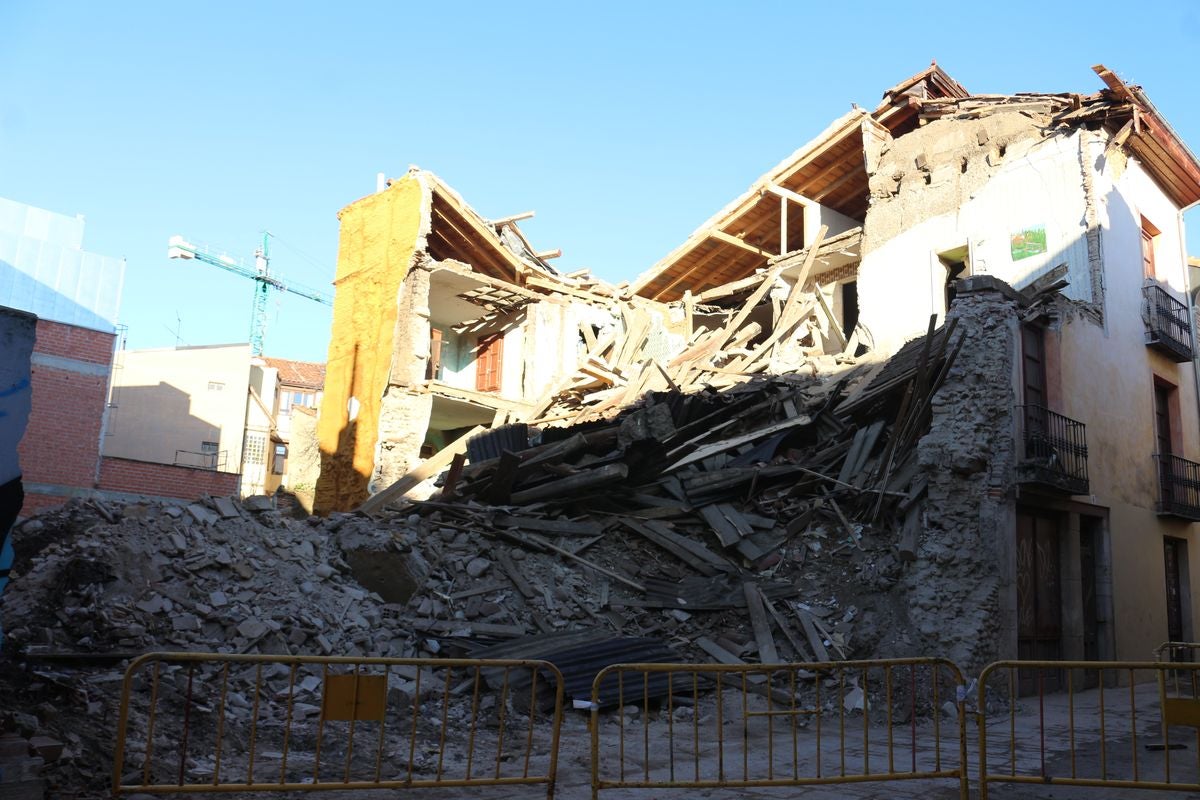 El inmueble situado en la calle Juan del Arfe se derrumbó en la tarde del viernes sin ocasionar daños personales.