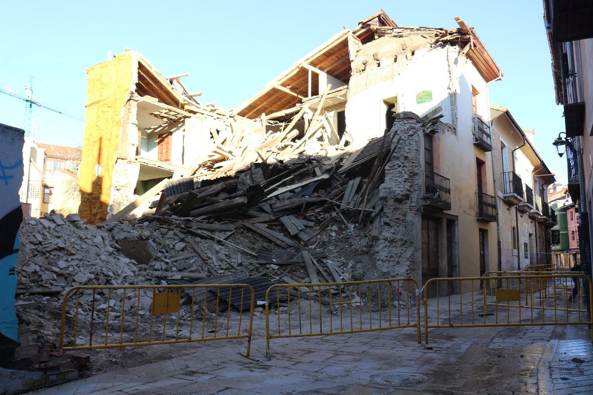 El inmueble situado en la calle Juan del Arfe se derrumbó en la tarde del viernes sin ocasionar daños personales.