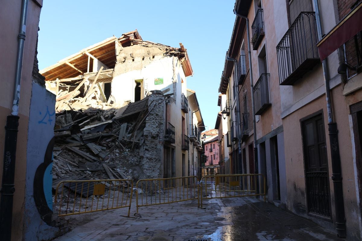 El inmueble situado en la calle Juan del Arfe se derrumbó en la tarde del viernes sin ocasionar daños personales.