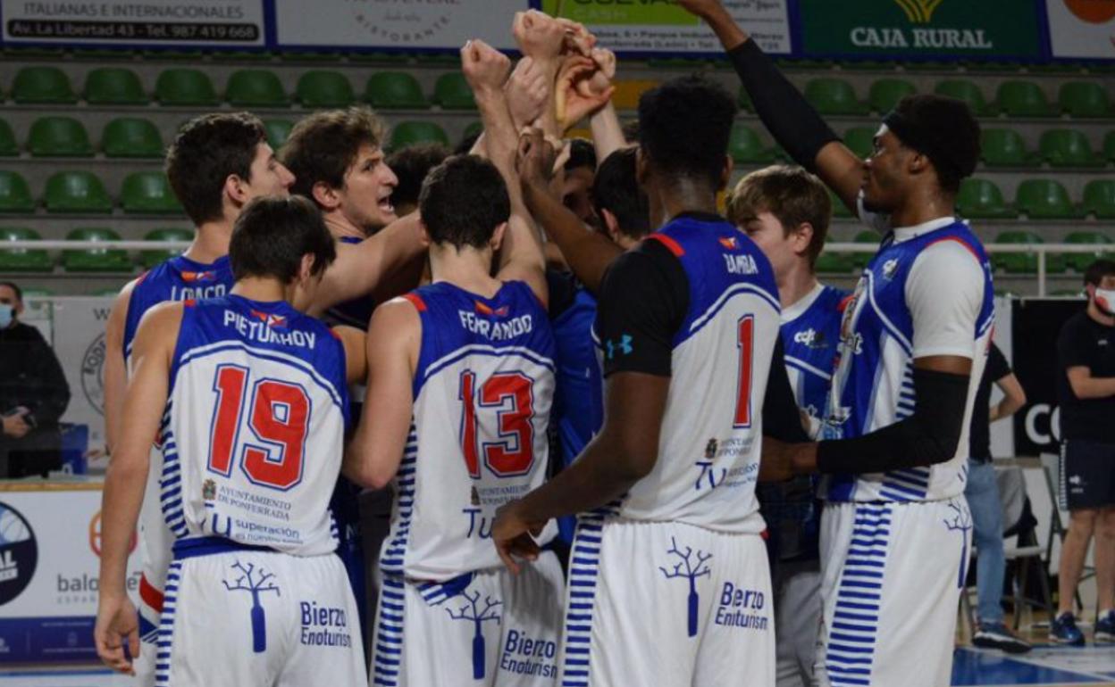 Los jugadores de Ciudad de Ponferrada celebran el triunfo.