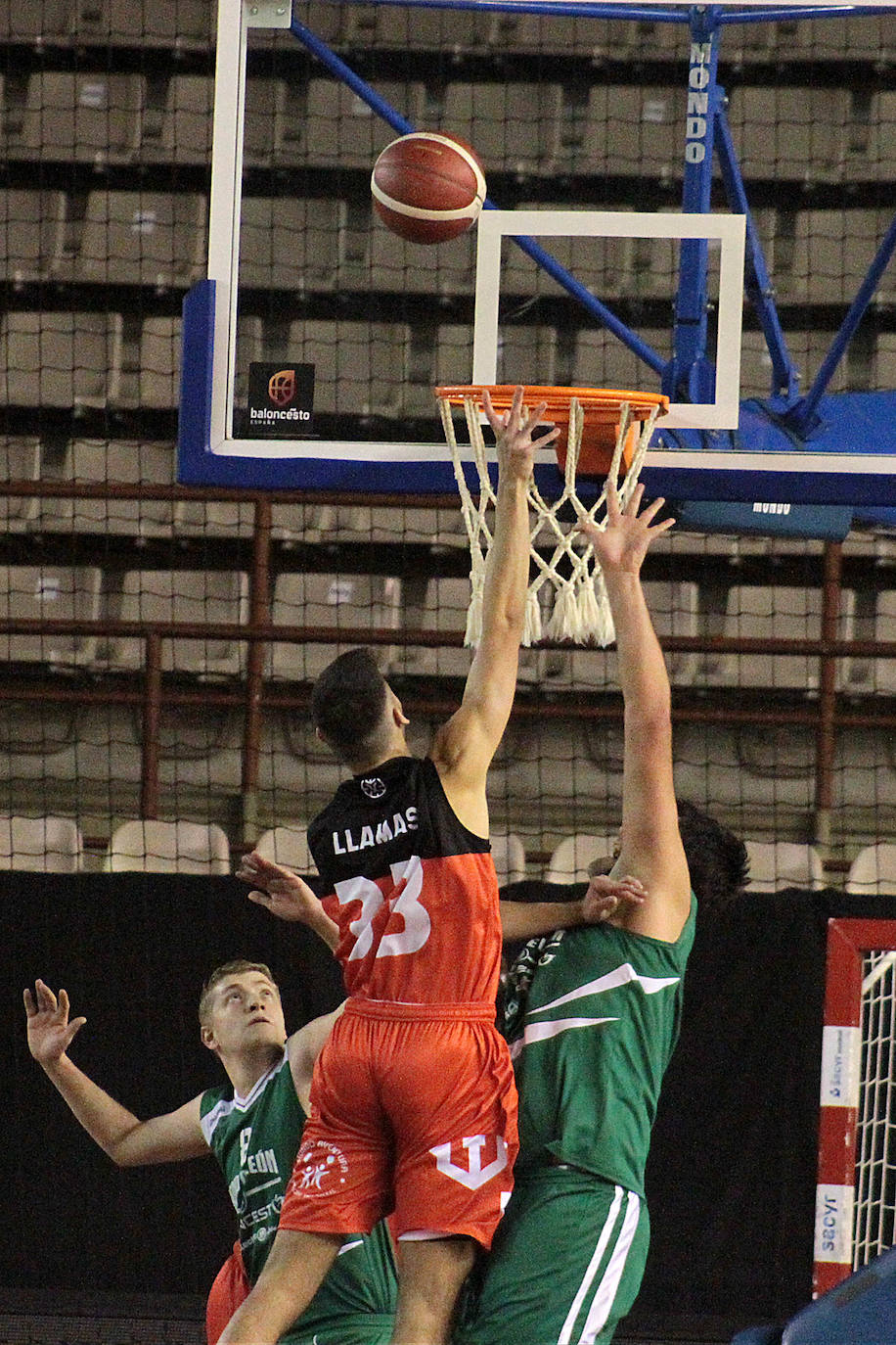 Fotos: Las imágenes del derbi entre Basket León y Reino de León