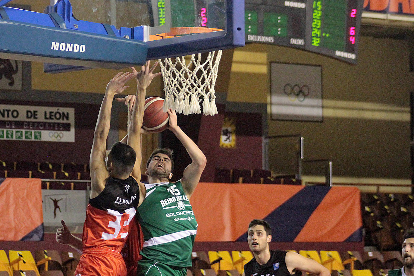 Fotos: Las imágenes del derbi entre Basket León y Reino de León