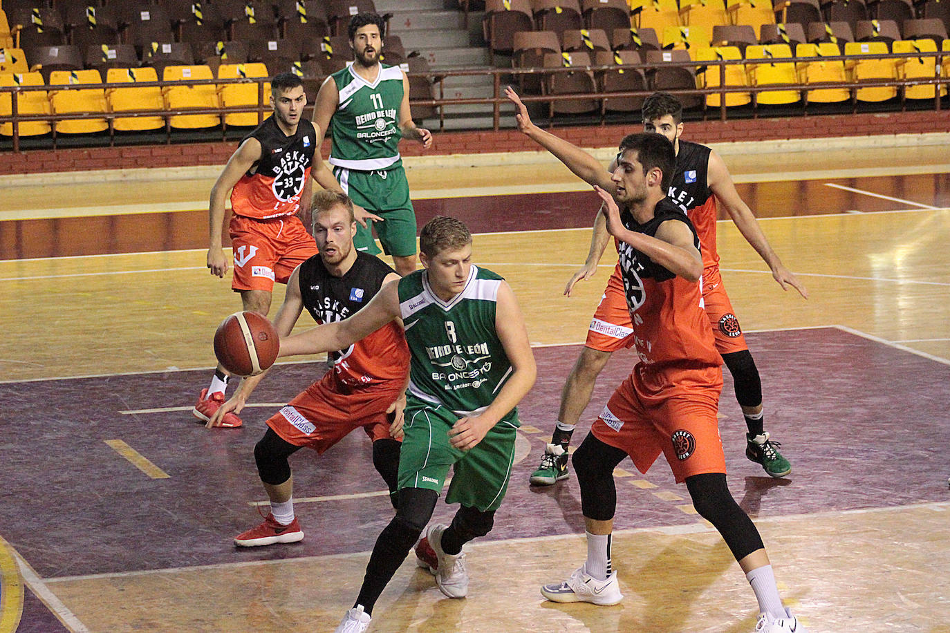 Fotos: Las imágenes del derbi entre Basket León y Reino de León