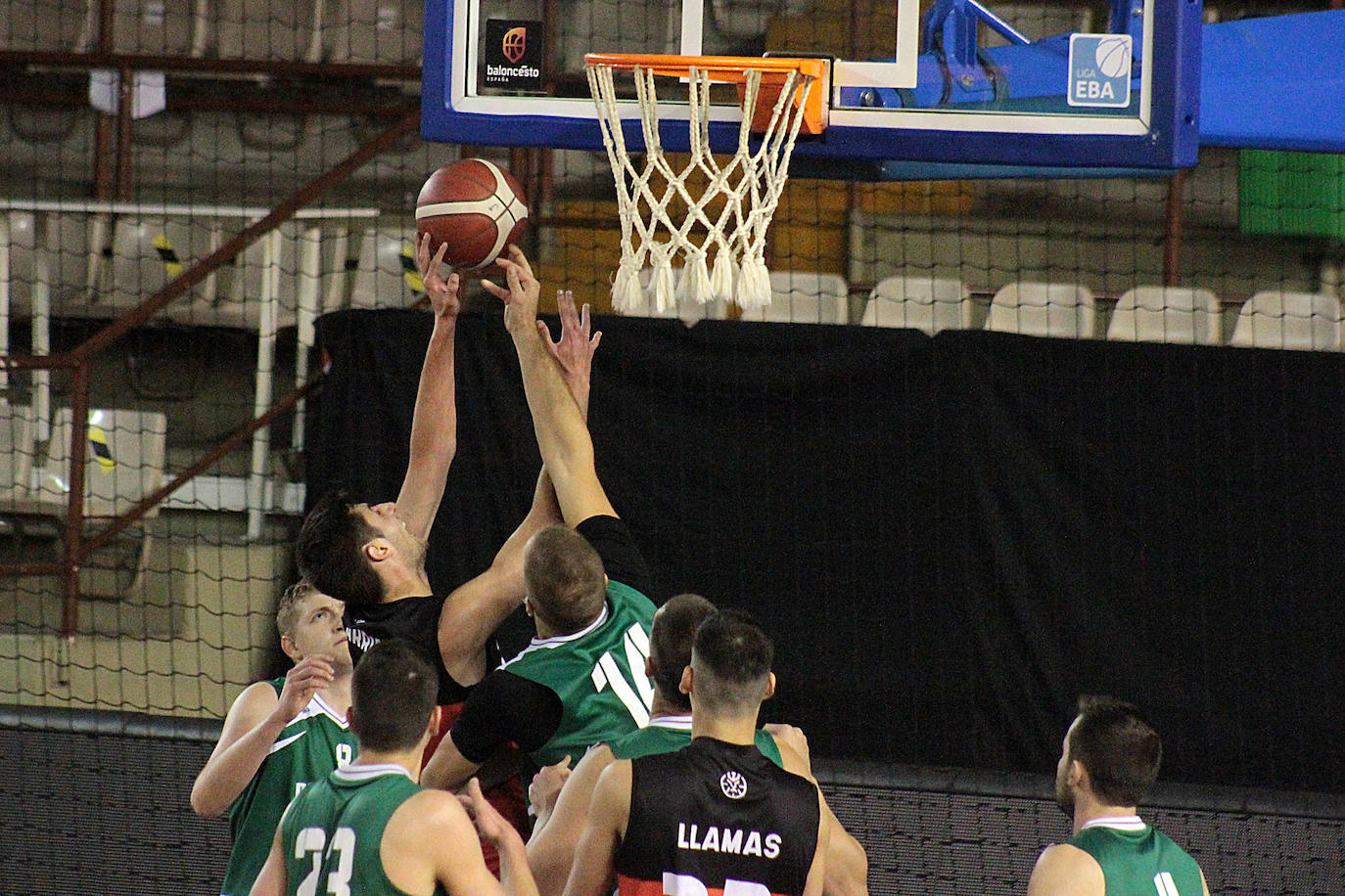 Fotos: Las imágenes del derbi entre Basket León y Reino de León