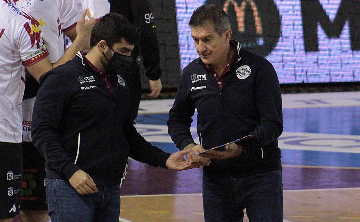 Manolo Cadenas, junto a su segundo, Luis Puertas.