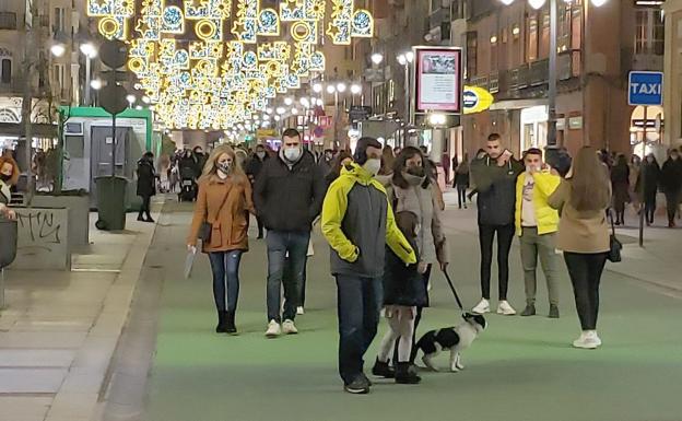 Imagen de Ordoño II, este fin de semana, con numerosos vecinos recorriendo ese áea de la ciudad.