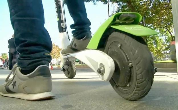 León aprueba el nuevo reglamento de patinetes eléctricos y se les obligará a usar solo la calzada