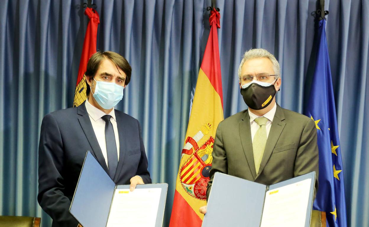 Junta y Gobierno tras la firma del acuerdo. 