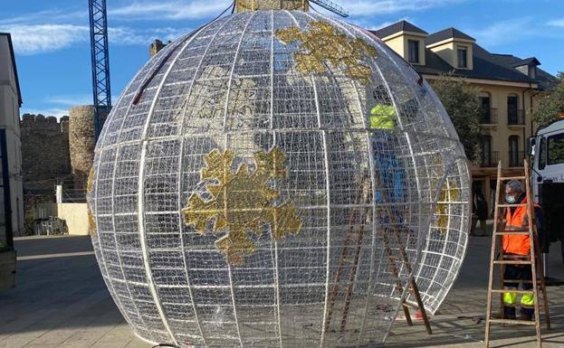 Instalación de la gran bola gigante de Navidad.