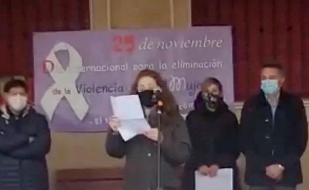 Captura de vídeo en el momento en el que Leticia lee su denuncia ante la representación municipal.