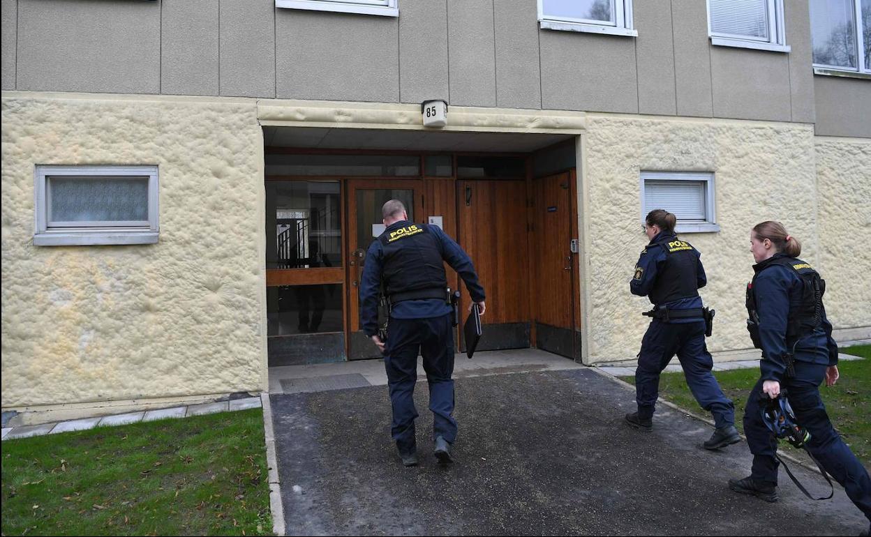 La policía sueca, en el edificio donde una mujer tuvo retenido a su hijo durante 28 años.