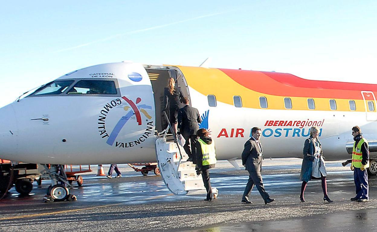 Los pasajeros suben a un avión en el Aeropuerto de León. 