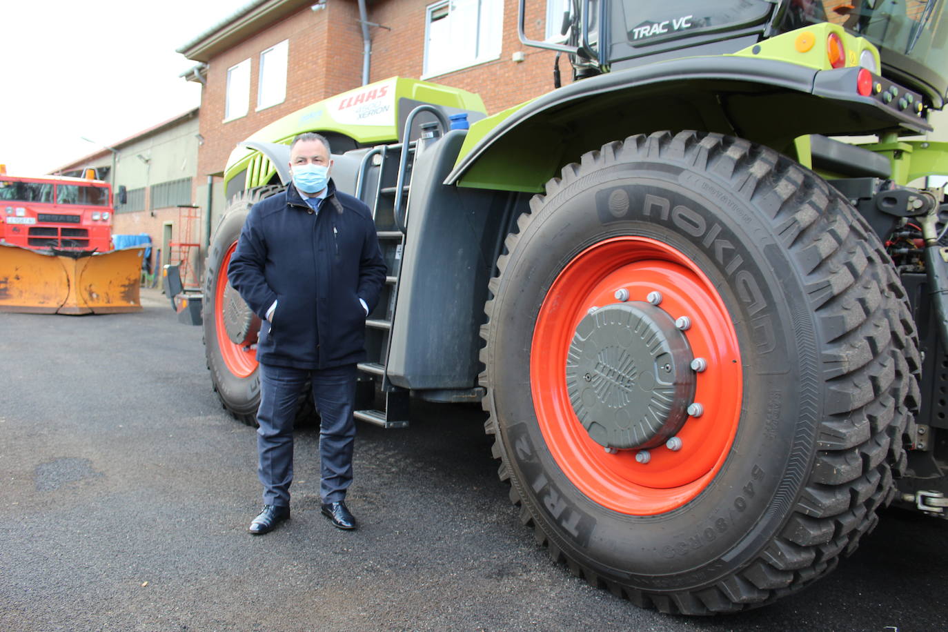 El presidente de la Diputación Provincial de León, Eduardo Morán, y el diputado de Infraestructuras, Luis Alberto Arias, presentan la campaña de vialidad invernal 2020-2021. 