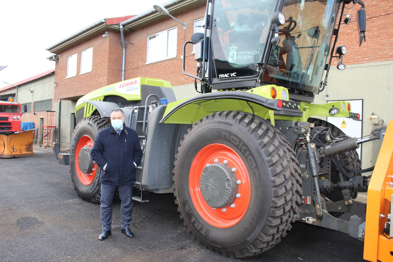 El presidente de la Diputación Provincial de León, Eduardo Morán, y el diputado de Infraestructuras, Luis Alberto Arias, presentan la campaña de vialidad invernal 2020-2021. 