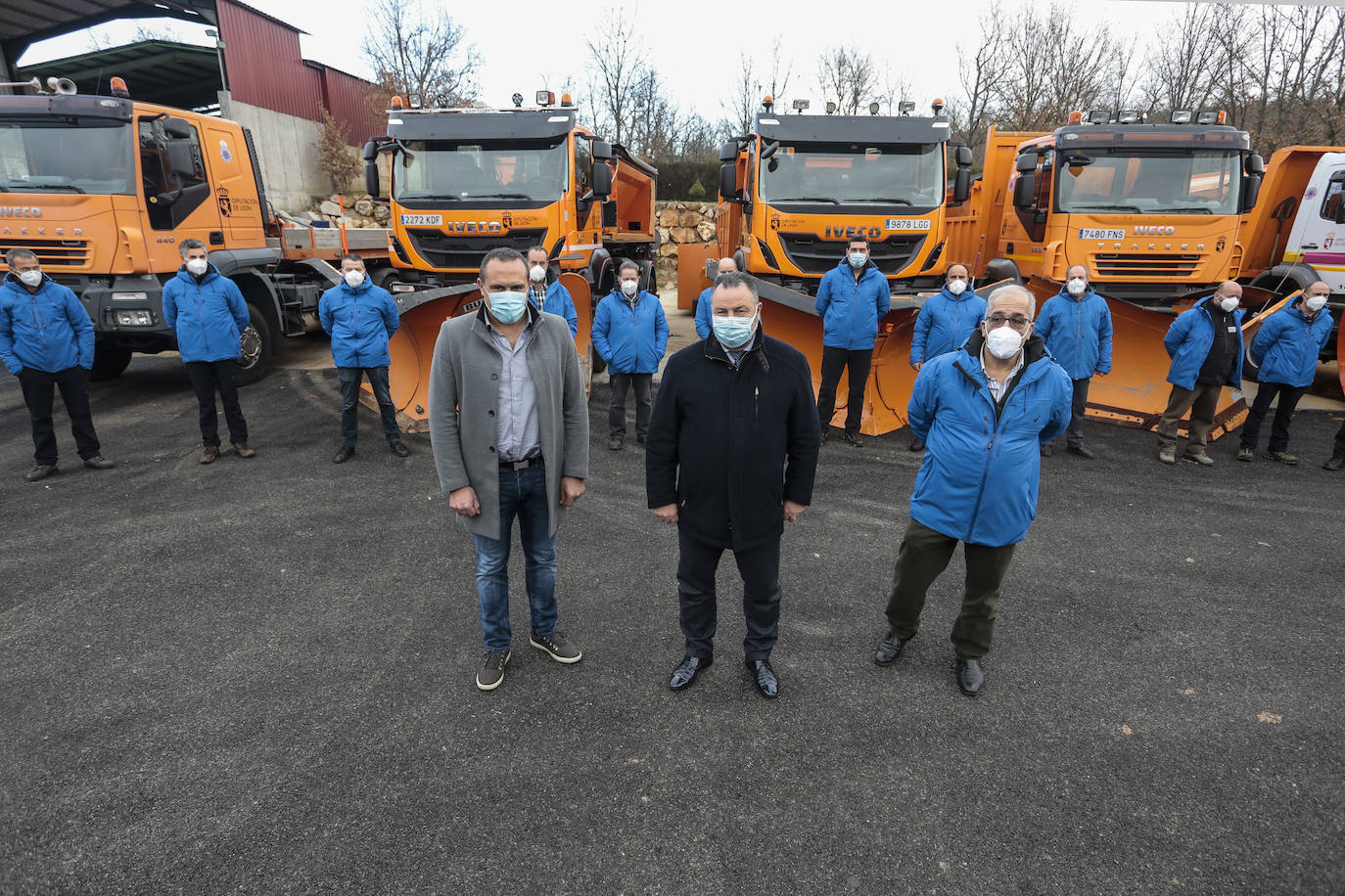 El presidente de la Diputación Provincial de León, Eduardo Morán, y el diputado de Infraestructuras, Luis Alberto Arias, presentan la campaña de vialidad invernal 2020-2021. 