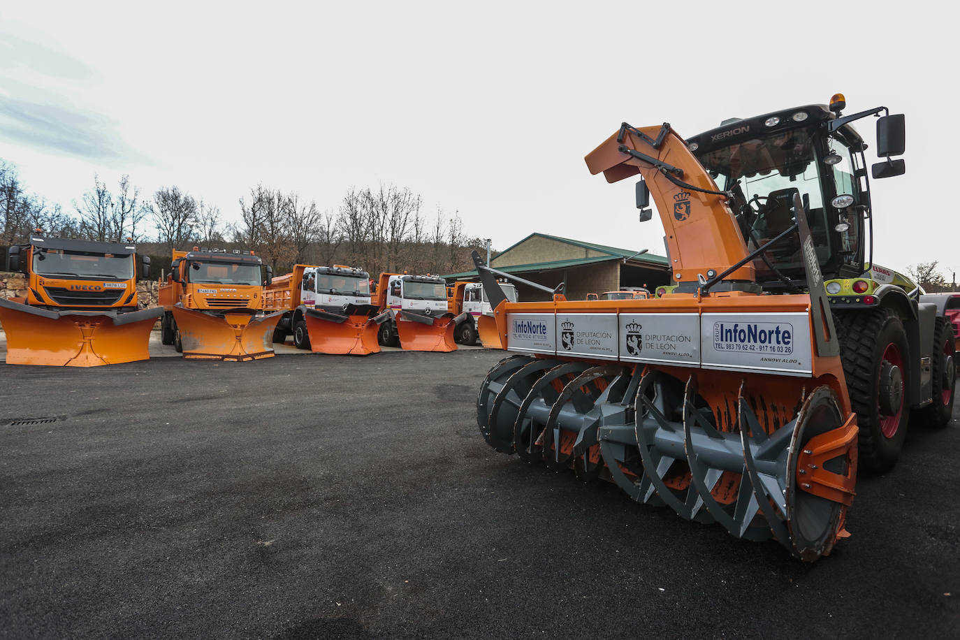 El presidente de la Diputación Provincial de León, Eduardo Morán, y el diputado de Infraestructuras, Luis Alberto Arias, presentan la campaña de vialidad invernal 2020-2021. 