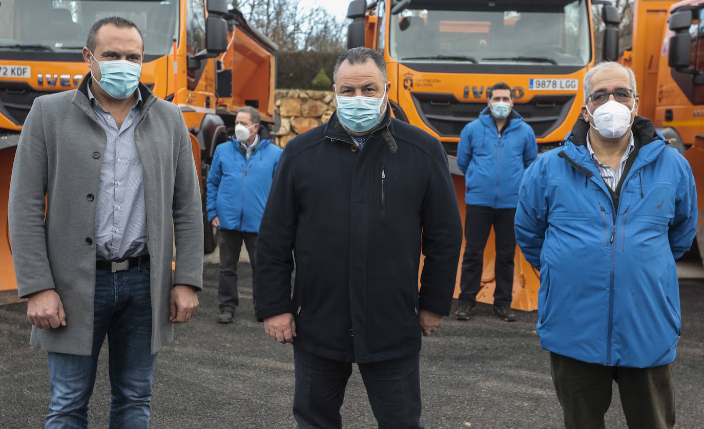 El presidente de la Diputación Provincial de León, Eduardo Morán, y el diputado de Infraestructuras, Luis Alberto Arias, presentan la campaña de vialidad invernal 2020-2021. 