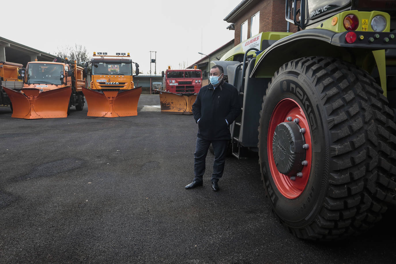 El presidente de la Diputación Provincial de León, Eduardo Morán, y el diputado de Infraestructuras, Luis Alberto Arias, presentan la campaña de vialidad invernal 2020-2021. 