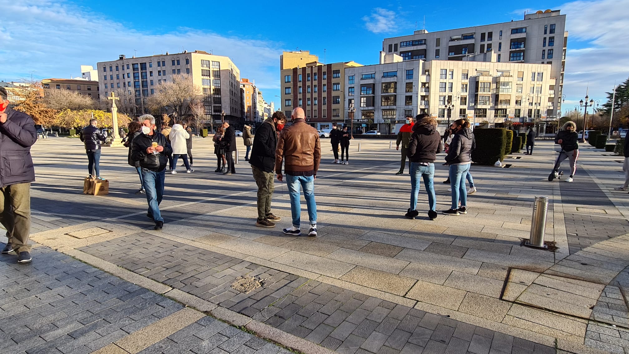 Los hosteleros comen «frío» en San Marcos ante la clase política «que viene de comer caliente». La convocatoria a través de redes sociales del sector reúne a cerca de medio centenar de trabajadores para reclamar ayudas y una vuelta a la actividad sin límites. «En medio de la pandemia, con la que está cayendo, nos tienen cerrados y ellos vienen a inauguraciones, ¿se ríen de nosotros?». 