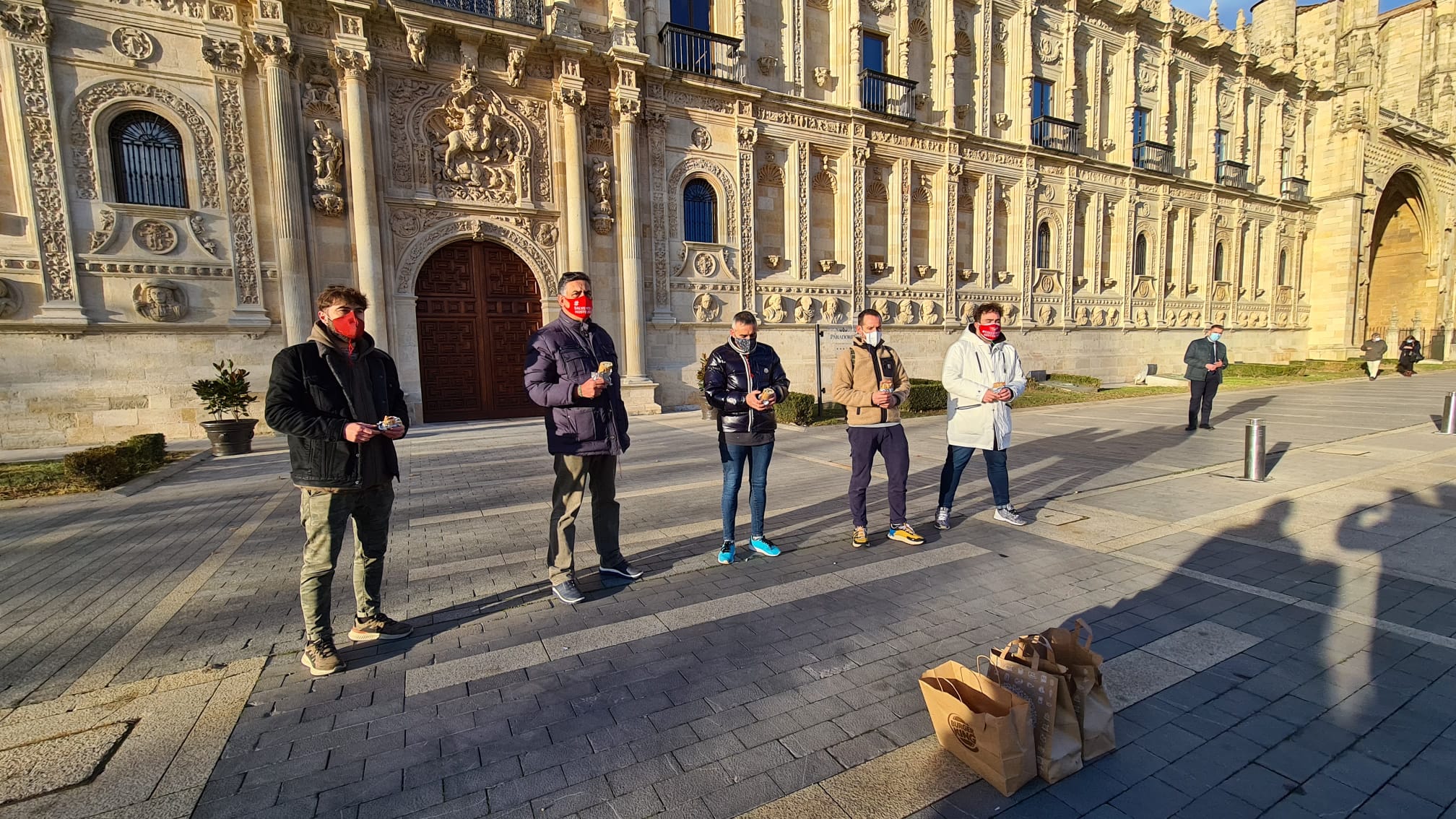 Los hosteleros comen «frío» en San Marcos ante la clase política «que viene de comer caliente». La convocatoria a través de redes sociales del sector reúne a cerca de medio centenar de trabajadores para reclamar ayudas y una vuelta a la actividad sin límites. «En medio de la pandemia, con la que está cayendo, nos tienen cerrados y ellos vienen a inauguraciones, ¿se ríen de nosotros?». 