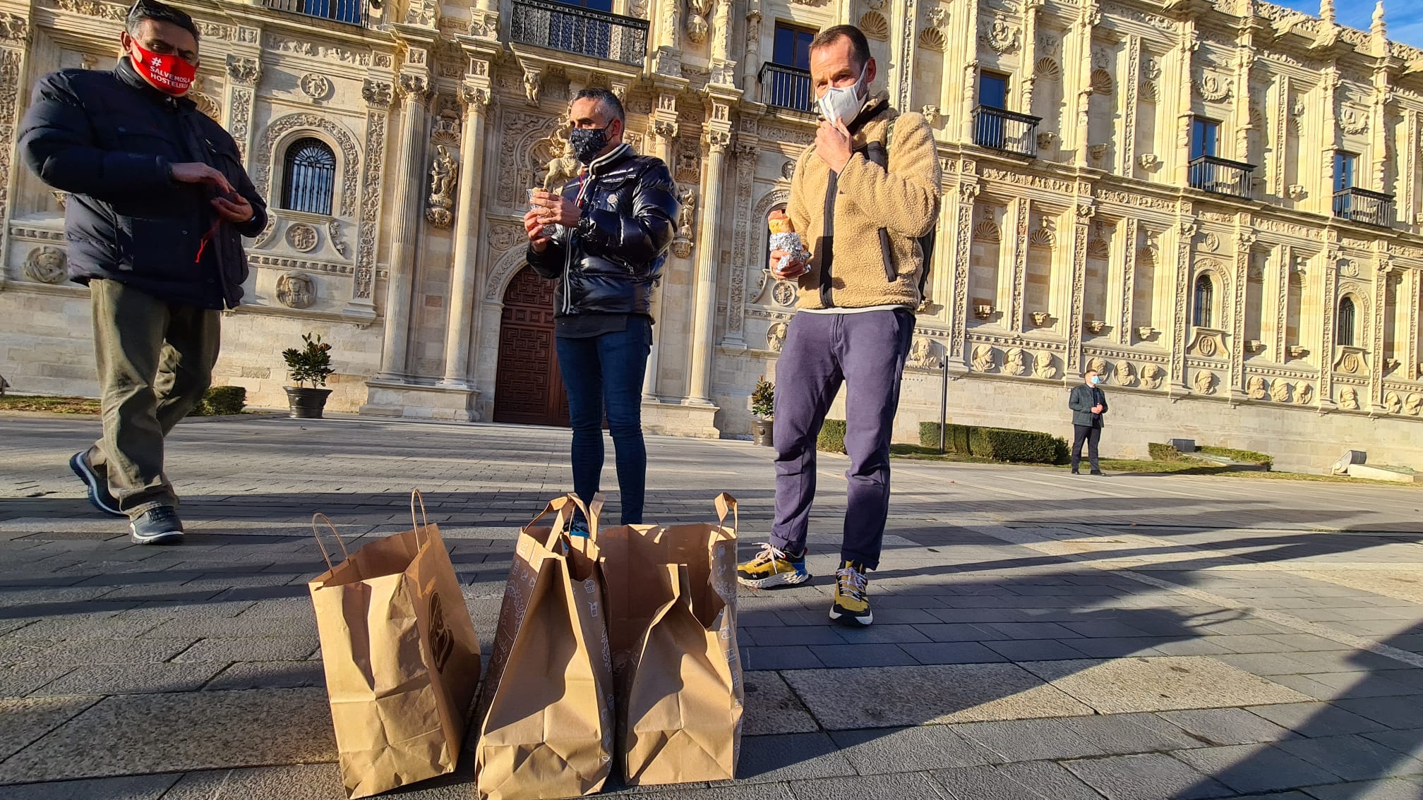 Los hosteleros comen «frío» en San Marcos ante la clase política «que viene de comer caliente». La convocatoria a través de redes sociales del sector reúne a cerca de medio centenar de trabajadores para reclamar ayudas y una vuelta a la actividad sin límites. «En medio de la pandemia, con la que está cayendo, nos tienen cerrados y ellos vienen a inauguraciones, ¿se ríen de nosotros?». 