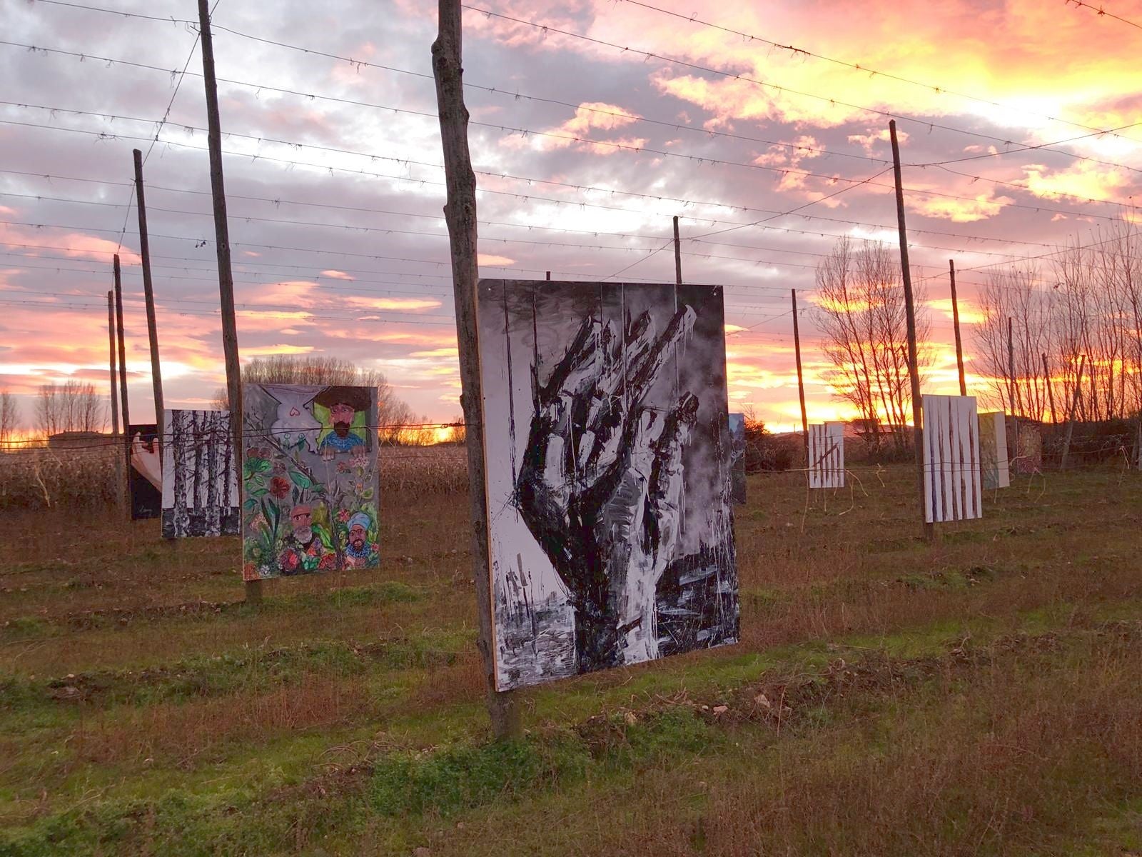 Esta exposición «Alambradas del Arte» estará hasta el día 9 de diciembre en una finca de lúpulo de Carrizo de la Ribera