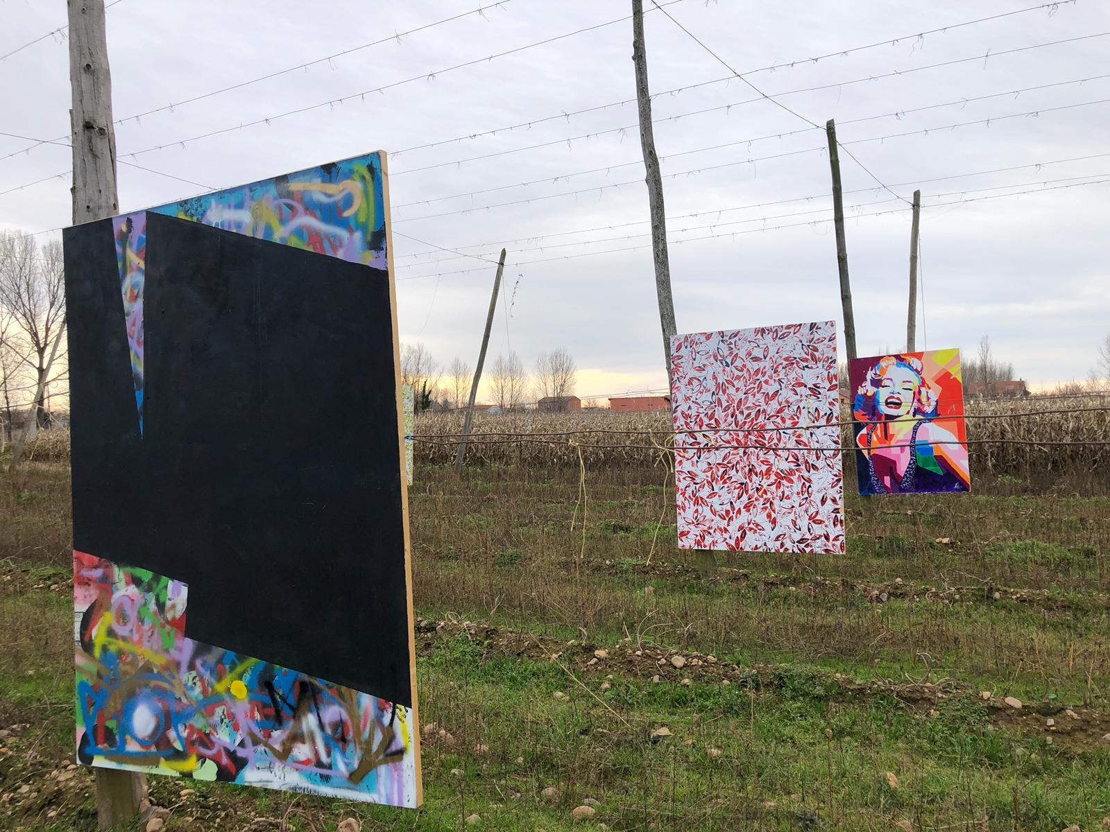 Esta exposición «Alambradas del Arte» tiene lugar hasta el día 9 de diciembre en una finca de lúpulo de Carrizo de la Ribera