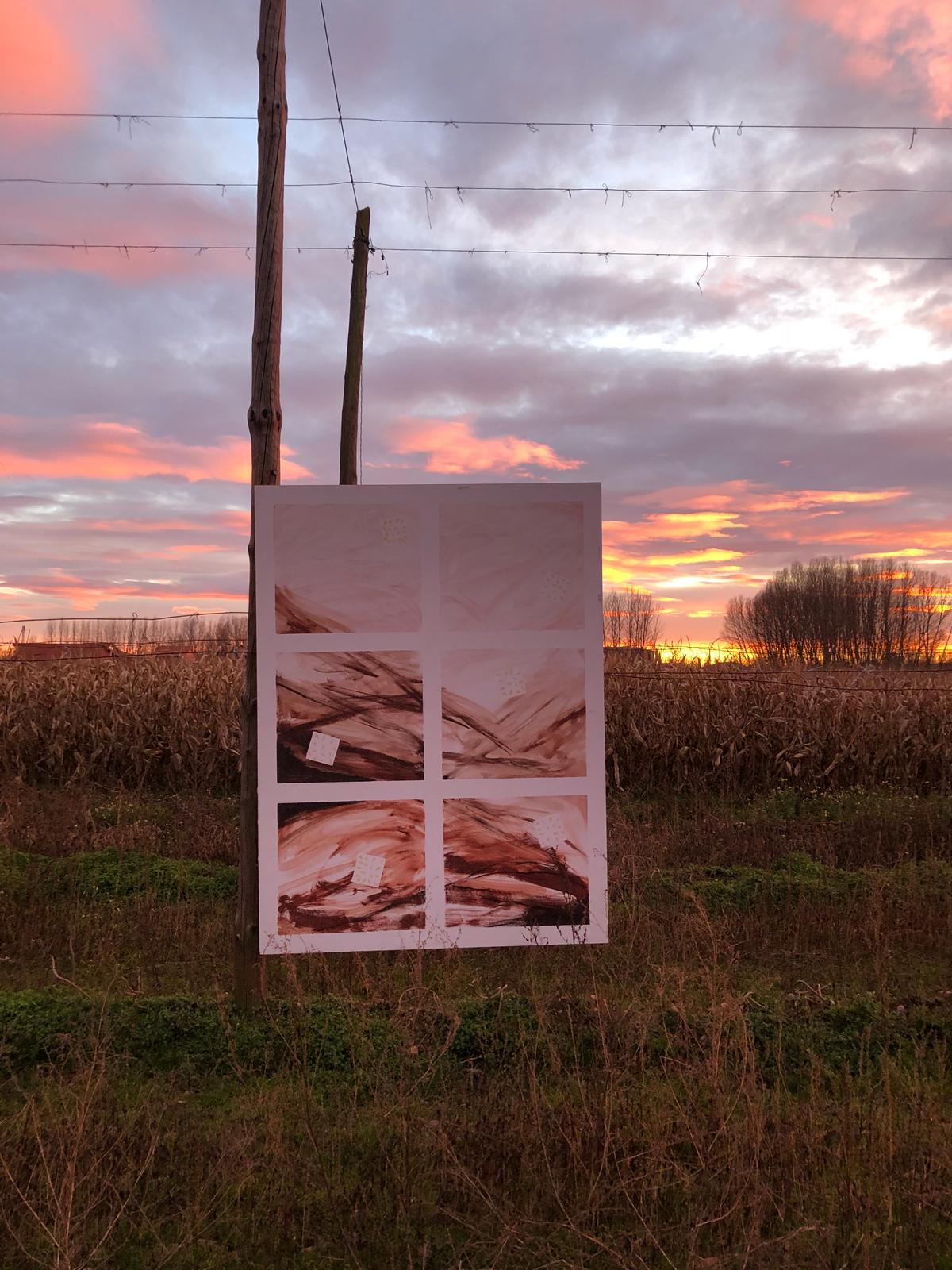 Esta exposición «Alambradas del Arte» tiene lugar hasta el día 9 de diciembre en una finca de lúpulo de Carrizo de la Ribera