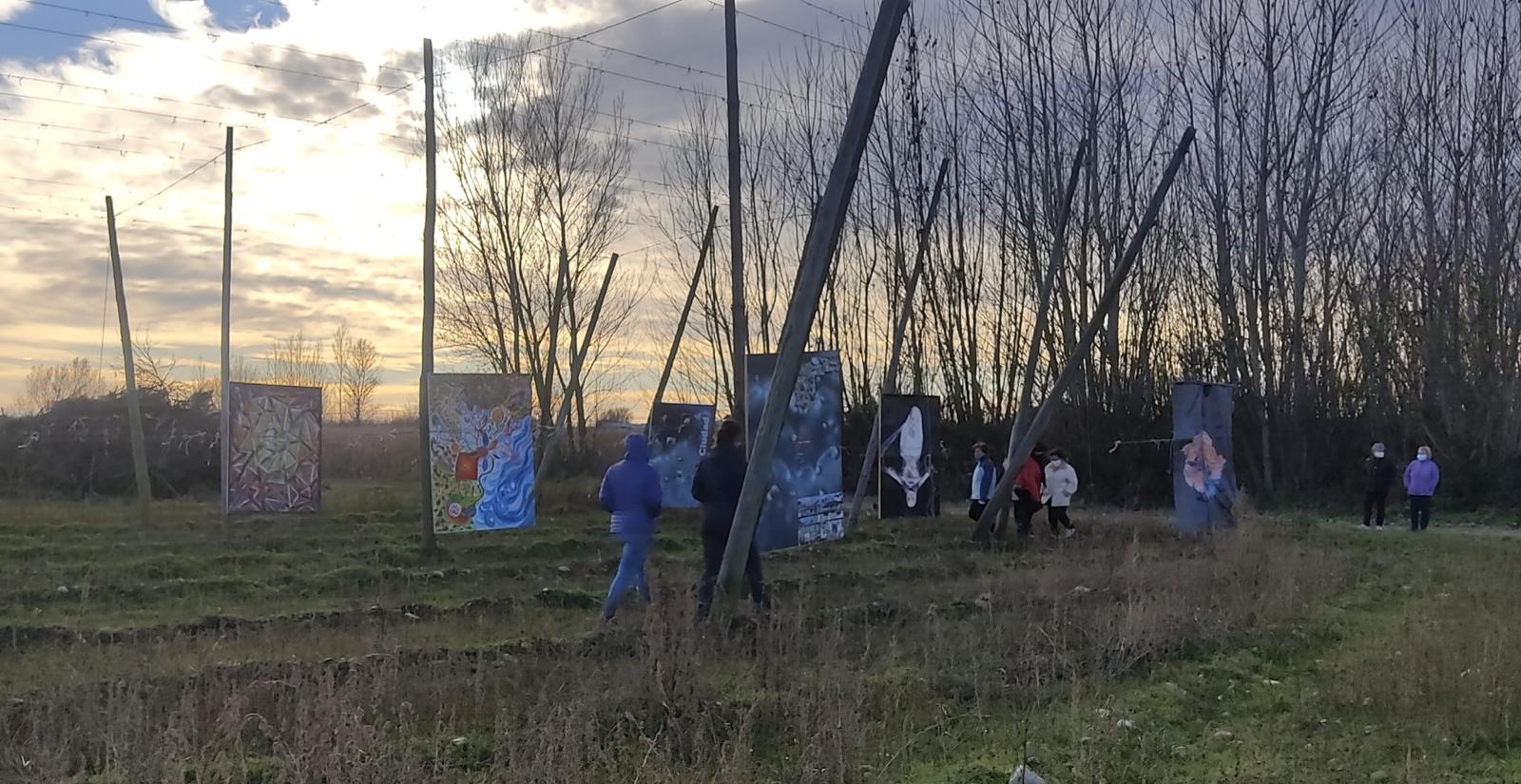 Esta exposición «Alambradas del Arte» tiene lugar hasta el día 9 de diciembre en una finca de lúpulo de Carrizo de la Ribera
