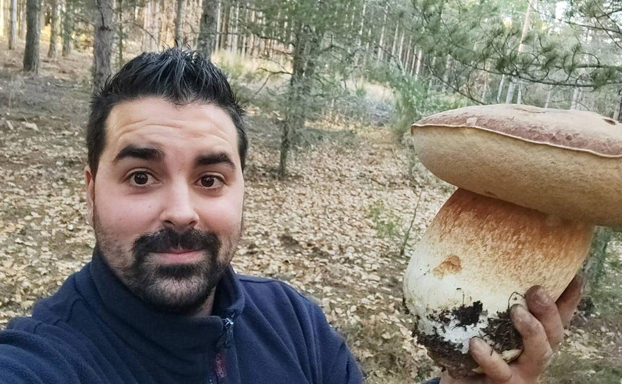 Antonio Puente con el ejemplar de boletus de casi 3 kilos.