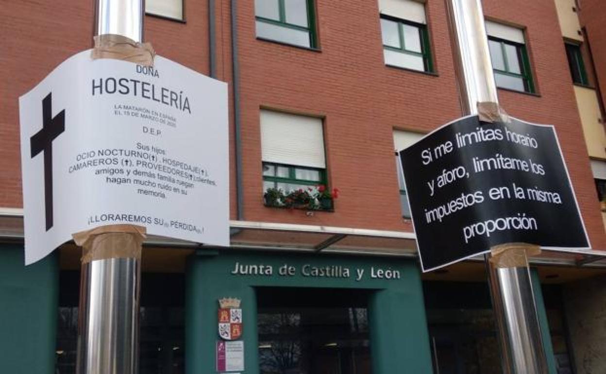 Carteles de protesta contra el cierre de la Hostelería. 
