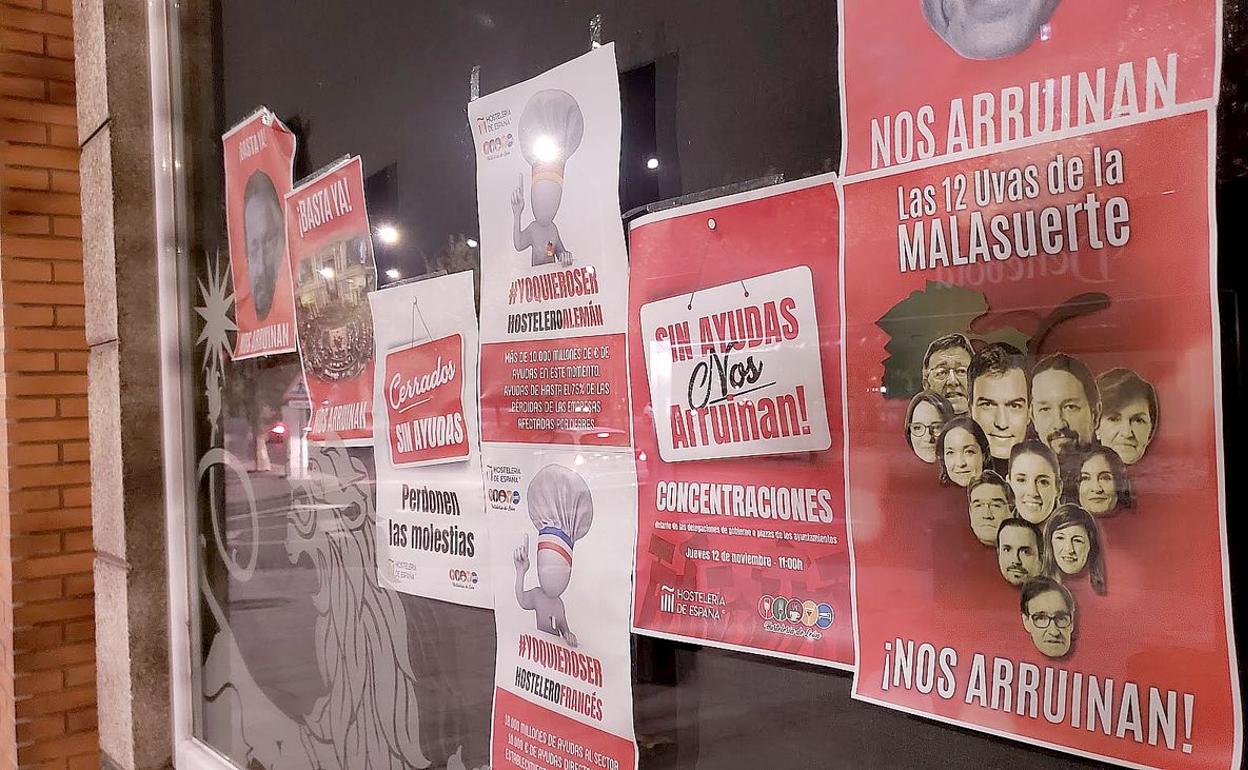 Un bar de León capital con carteles de protesta por la situación de la hostelería y el serctor servicios. 