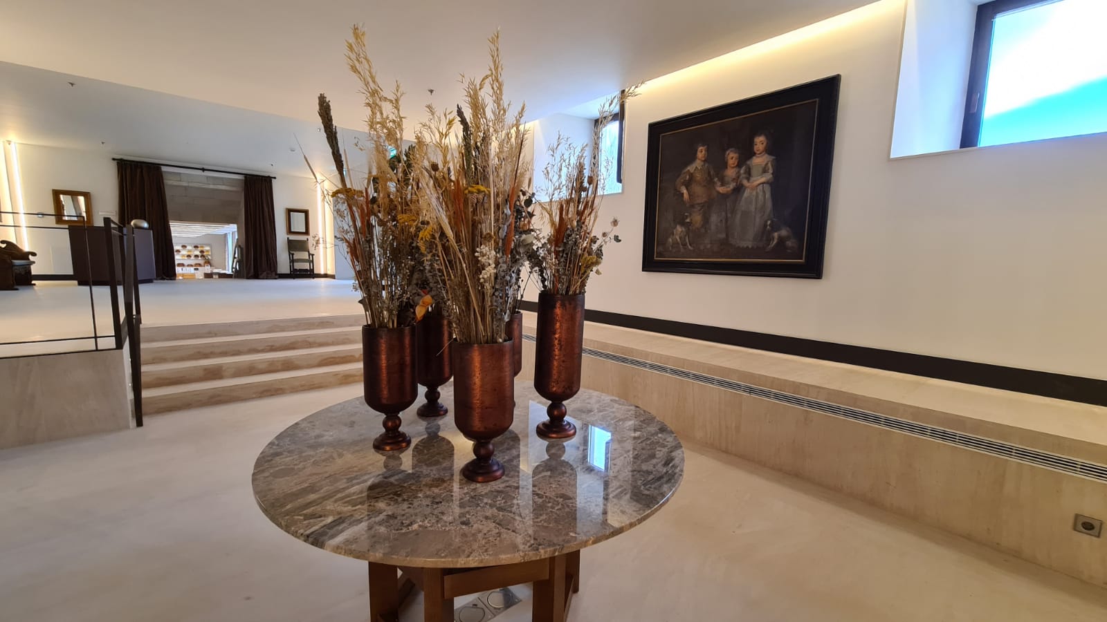 Casi tres años después, 1.083 días exactamente, el Hostal de San Marcos en León ha reabierto este miércoles sus puertas para los medios de comunicación y representantes institucionales en la antesala del reencuentro con sus clientes | El nuevo San Marcos, un '5 estrellas Gran Lujo' es modernista y más pequeño que el conocido por los leoneses. 