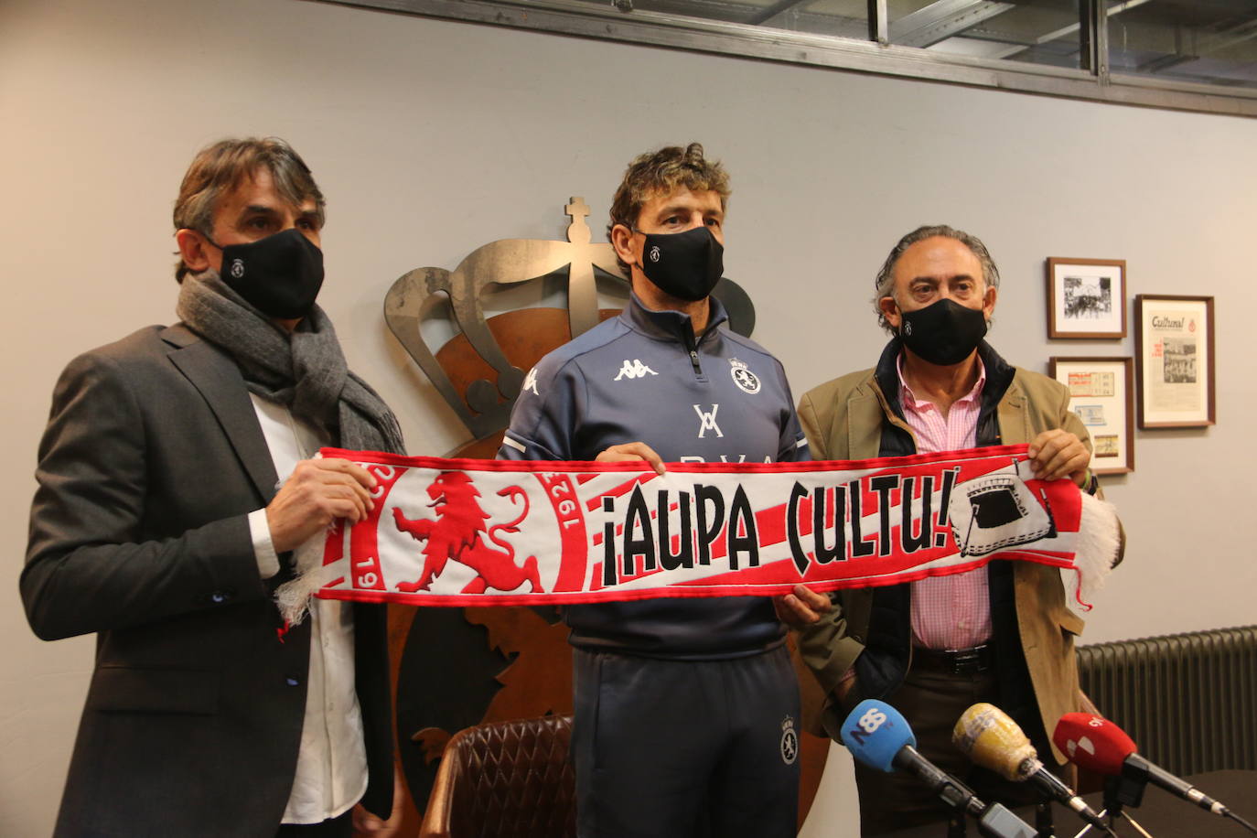 Fotos: Presentación de Íñigo Idiakez como nuevo entrenador de la Cultural