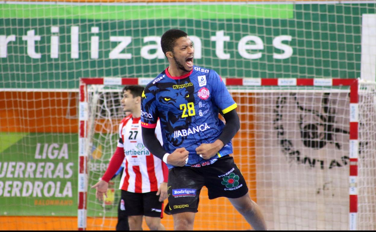 Partido disputado por el Abanca Ademar en Puerto Sagunto, con Leo Semedo celebrando un gol.